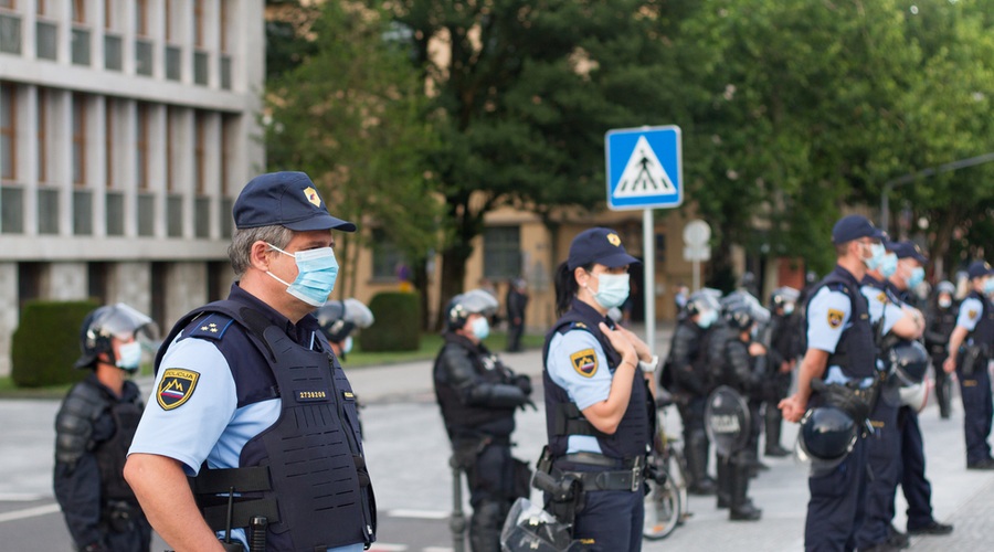 "Slovenska vlada je boj proti pandemiji uporabila kot izgovor za omejevanje kritikov oblasti" (foto: Shutterstock)