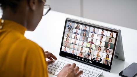 Poslanec med videokonferenco poljubljal gole prsi svoje partnerke