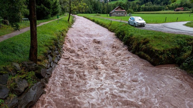 Zaradi dežja že narašča raven vode v rekah in hudourniških vodotokih (foto: profimedia)
