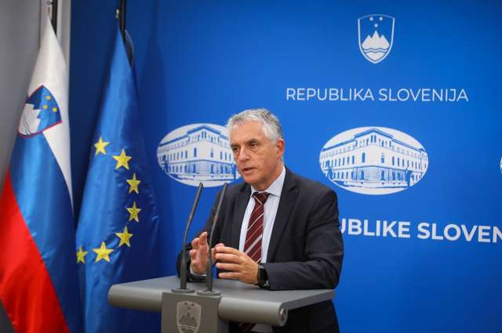 Po oceni Gantarja in Beovićeve bo pri razglasitvi epidemije pomembno vlogo igrala zmogljivost zdravstvenega sistema (foto: Anže Malovrh/STA)