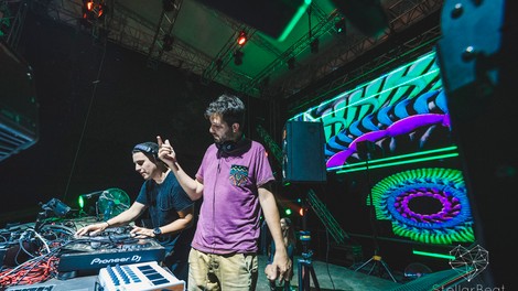 Kdo je oseba, ki skupaj z DJ-jem ustvarja nepozabno izkušnjo na plesišču?