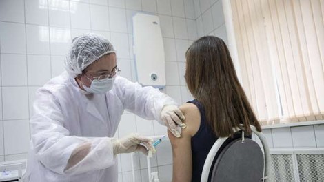 V Rusiji množično cepljenje proti covidu-19 napovedujejo konec oktobra