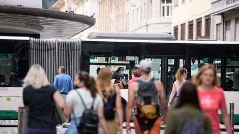 Prebivalci Slovenije zaščitne maske običajno nosijo, niso pa enotni o šoli brez mask