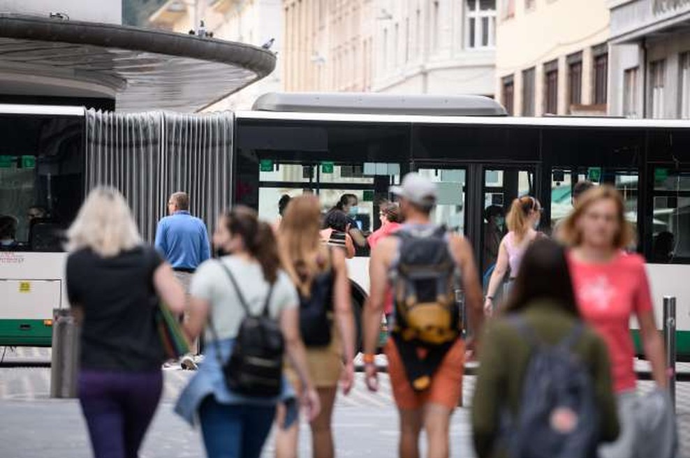 Prebivalci Slovenije zaščitne maske običajno nosijo, niso pa enotni o šoli brez mask (foto: Nebojša Tejić/STA)