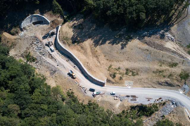 Gradnja drugega železniškega tira na relaciji Divača-Koper.