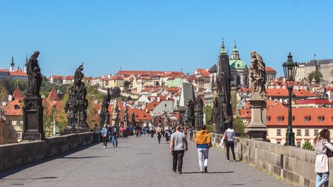 Češka in Slovaška zaradi širjenja koronavirusa napovedujeta razglasitev izrednih razmer