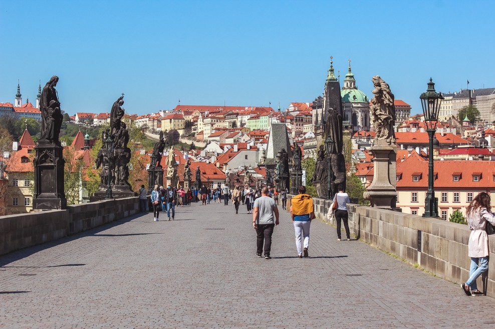 Češka in Slovaška zaradi širjenja koronavirusa napovedujeta razglasitev izrednih razmer (foto: Shutterstock)