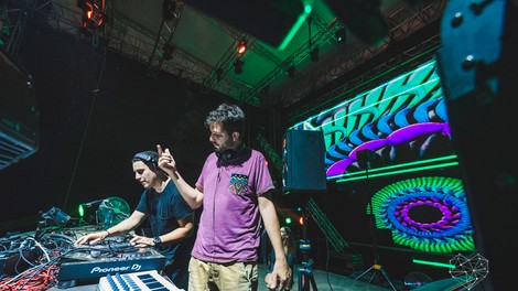 Kdo je oseba, ki skupaj z DJ-jem ustvarja nepozabno izkušnjo na plesišču?