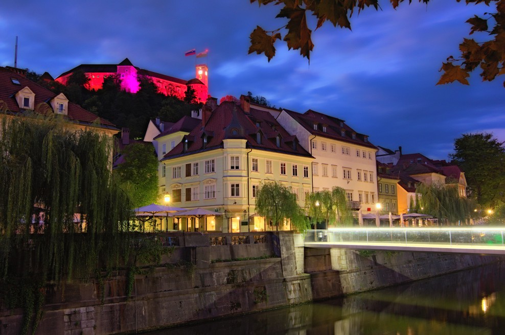 Koncertna prizorišča v 30 državah po vsem svetu bodo nocoj obarvana rdeče (foto: Shutterstock)