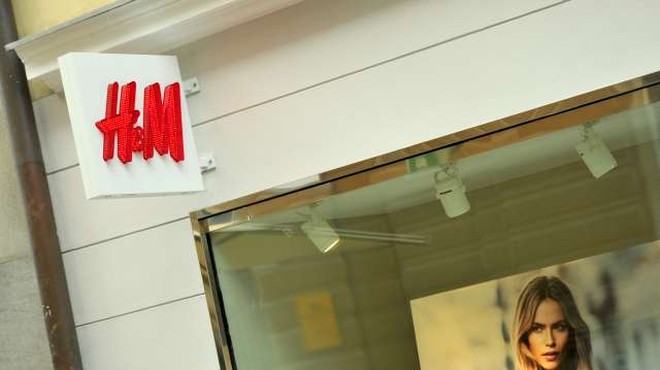 H&M kljub vrnitvi k dobičku napoveduje zapiranje fizičnih trgovin (foto: Tamino Petelinšek/STA)