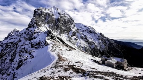 Slovenci rešujejo sezono v planinskih kočah (a ne razumejo gorskega bontona)