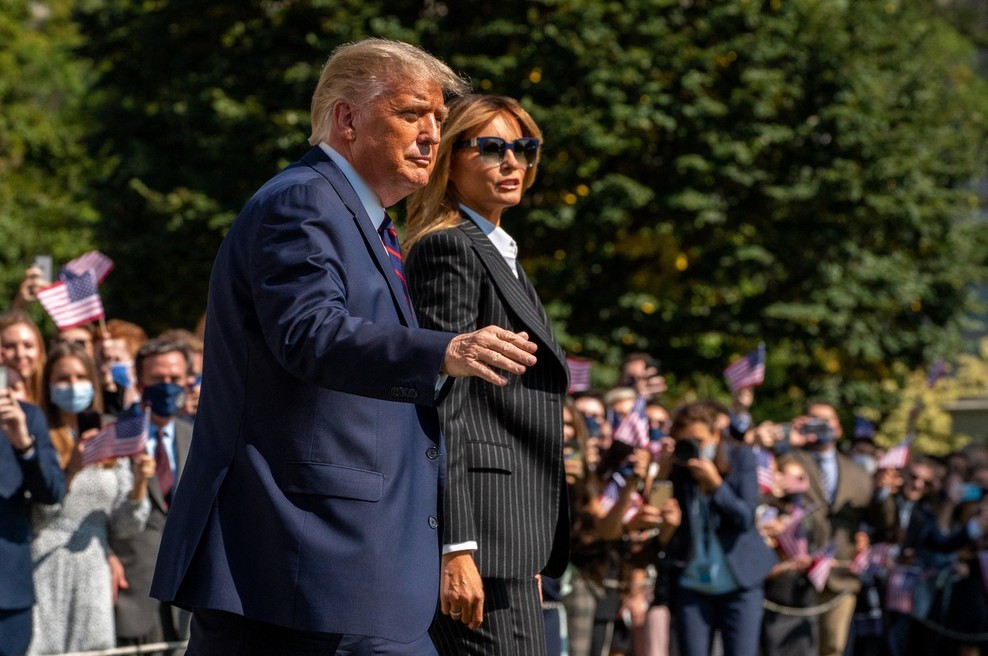 Trumpova objava, da sta z Melanio pozitivna, završala po Twitterju (foto: profimedia)