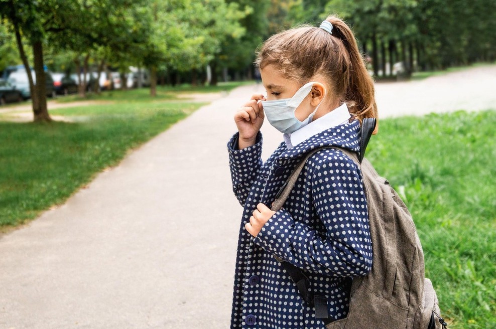 Otrokom v vrtcih in šolah po novem ne bo treba nositi mask (foto: profimedia)