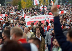 Protestnike v Minsku ustavljali z vodnimi topovi in vojsko
