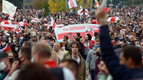 Protestnike v Minsku ustavljali z vodnimi topovi in vojsko