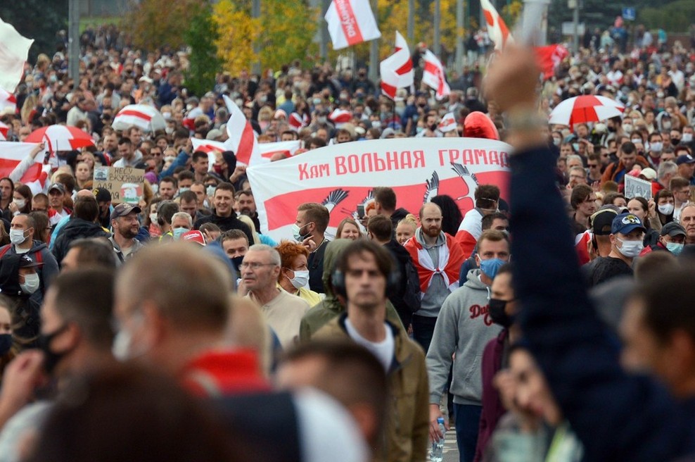 Protestnike v Minsku ustavljali z vodnimi topovi in vojsko (foto: profimedia)