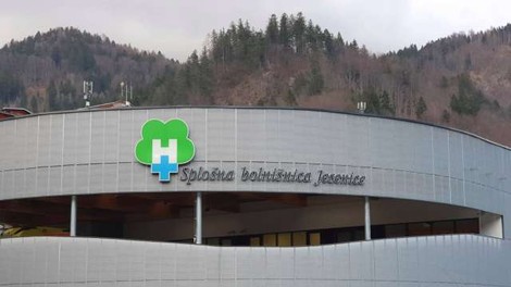 Zaradi izpada kadra so zaprli tri oddelke Jeseniške bolnišnice