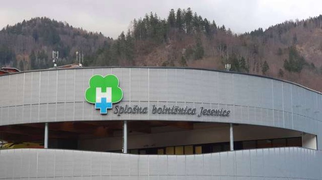 Zaradi izpada kadra so zaprli tri oddelke Jeseniške bolnišnice (foto: Nik Kranjec/STA)