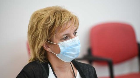 Zdravstvo je po kapacitetah pred tem, da bo moralo začeti odpovedovati manj nujne bolnike, da bi oskrbeli bolnike s covidom-19