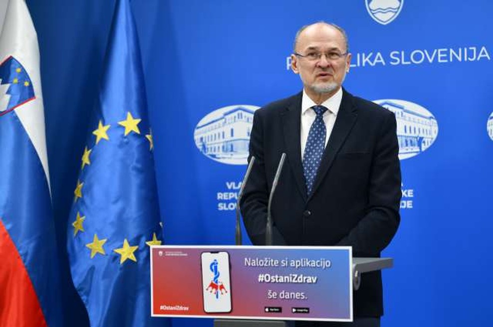 Kacin svari pred lažnim občutkom, da so v nedeljo potrdili manj okužb kot v minulih dneh (foto: Tamino Petelinšek/STA)