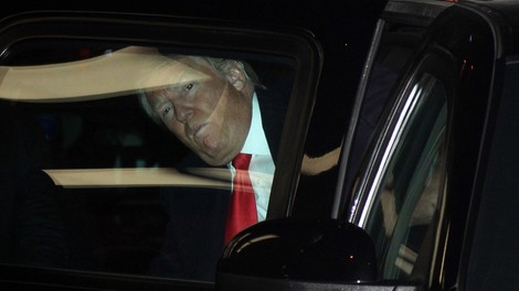 Zdravniki: »Trumpova vožnja okoli bolnišnice je ogrožala zdravje drugih ljudi!«