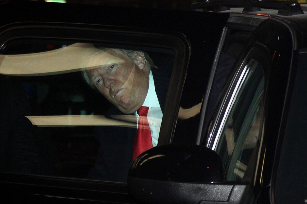 Zdravniki: »Trumpova vožnja okoli bolnišnice je ogrožala zdravje drugih ljudi!« (foto: profimedia)