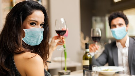 Kako točno bomo nosili maske v restavracijah in lokalih? Primer Hrvaške!
