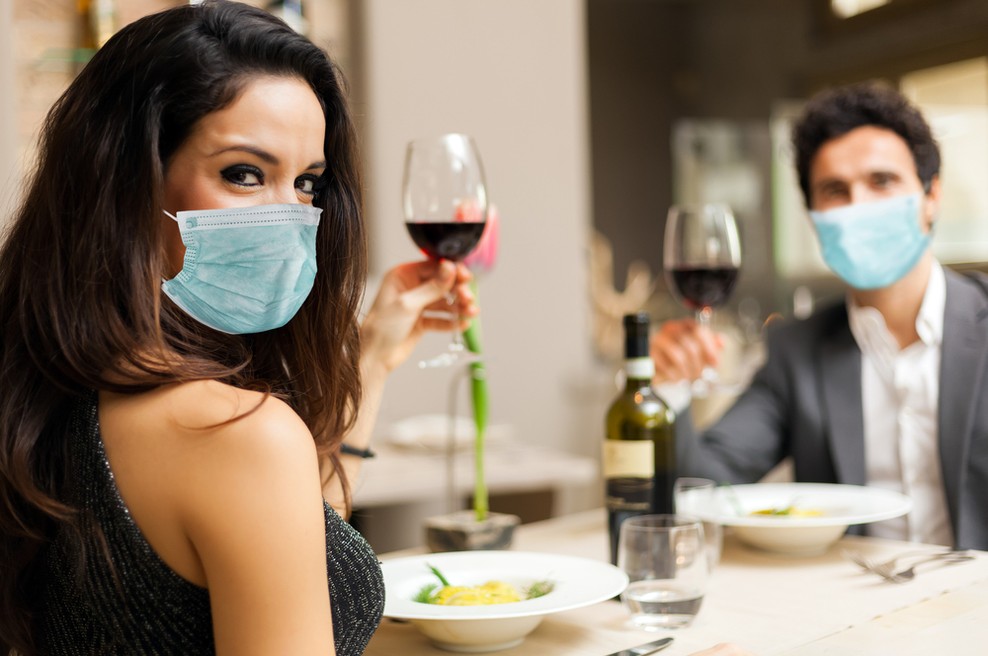 Kako točno bomo nosili maske v restavracijah in lokalih? Primer Hrvaške! (foto: Shutterstock)