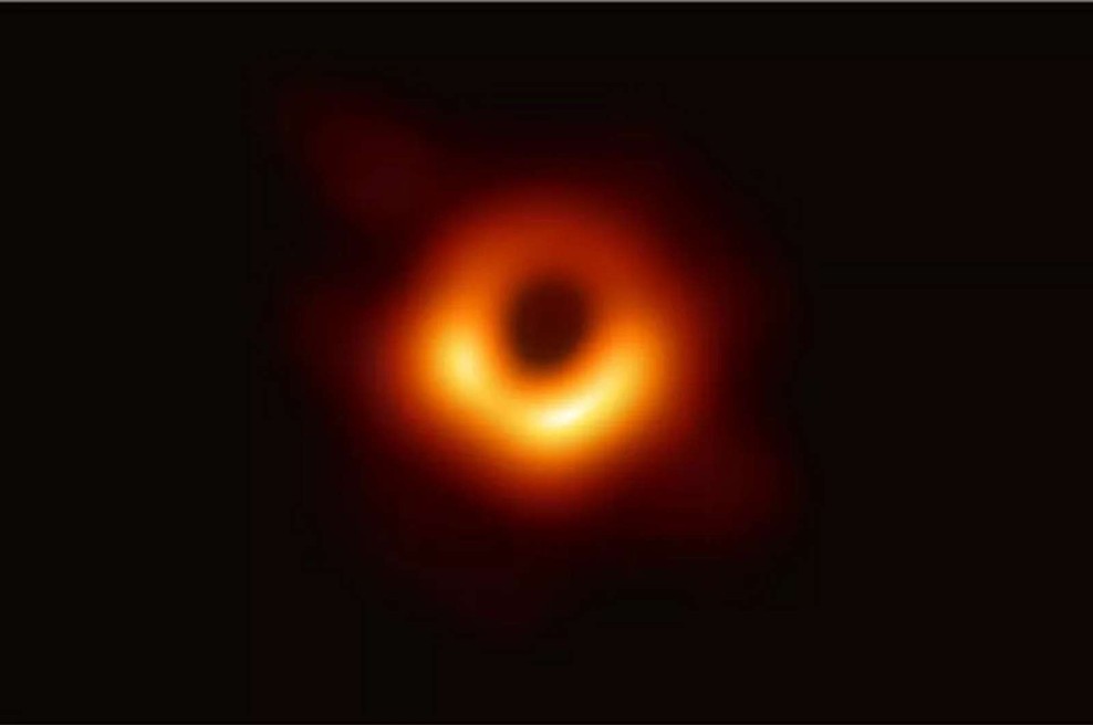 Letošnja Nobelova nagrada za fiziko za odkritja o črni luknji (foto: The Event Horizon Telescope)