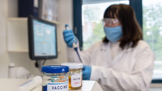 
                            Evropska agencija začela preverjati drugo potencialno cepivo proti koronavirusu (foto: Profimedia)