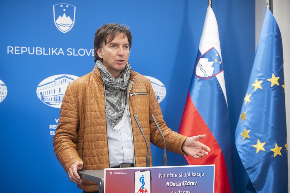 Razmere v bolnišnicah se zaradi epidemije zaostrujejo, domovi starejših naj začnejo pripravljati rdeče cone (foto: Bor Slana/STA)
