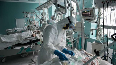 V Rusiji potrdili rekordnih 12.126 novih okužb s koronavirusom