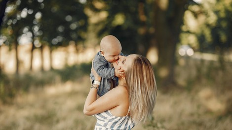 Prvič mama pri 40: “Morda sem stara mama, ampak sem srečna stara mama!” (zapis nekdanje novinarke)