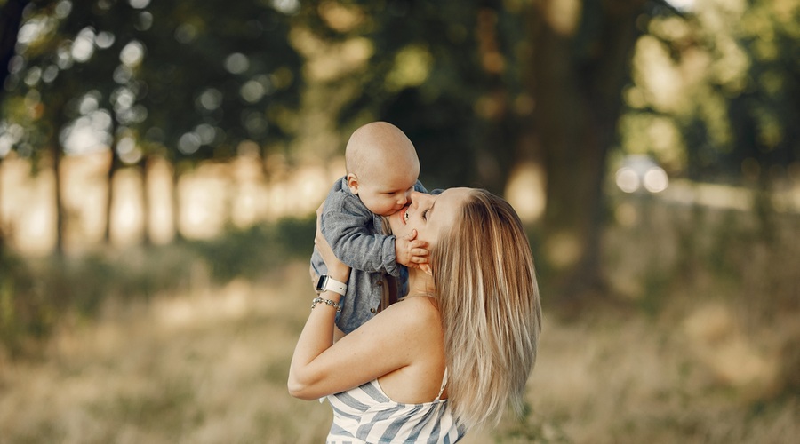 Prvič mama pri 40: “Morda sem stara mama, ampak sem srečna stara mama!” (zapis nekdanje novinarke) (foto: Shutterstock)