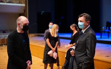 Direktor Beletrine Mitja Čander in predsednik RS Borut Pahor med pogovorom.
