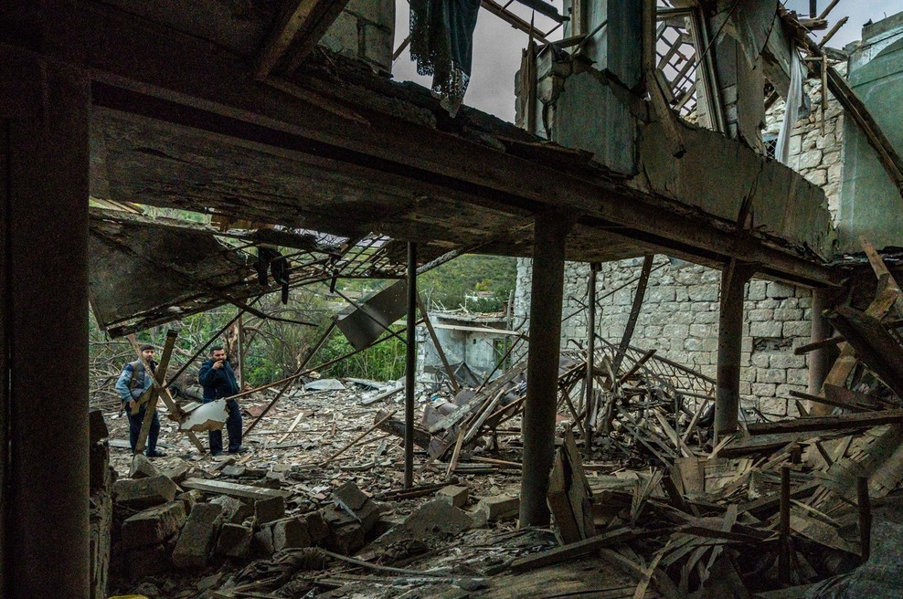 Pred začetkom premirja so se Armenci in Azerbajdžanci še silovito obstreljevali (foto: profimedia)