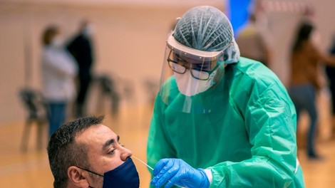 Slovenija spet rekordno: v soboto 411 okužb