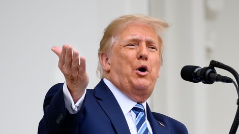 Donald Trump po okužbi prostodušno razglaša, da je imun na covid-19
