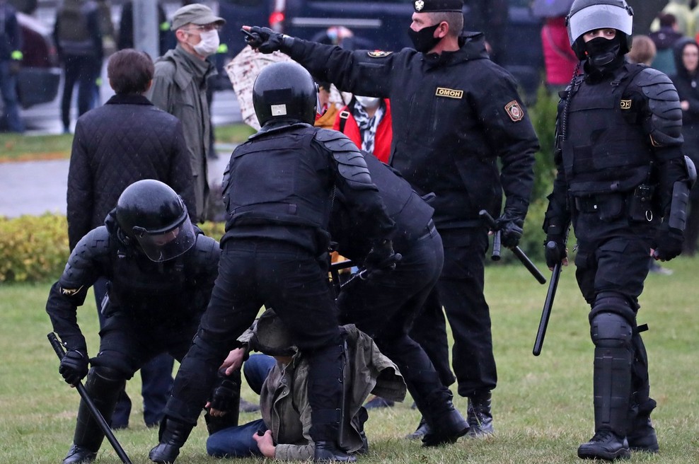 Varnostne sile v Minsku nad protestnike z vodnimi topovi in šok granatami (foto: profimedia)