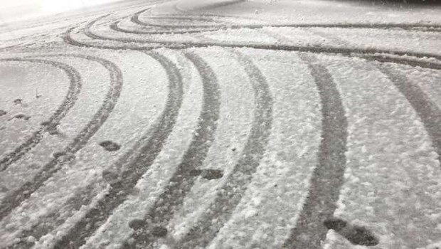 
                            Sneženje povzročilo precej težav na Koroškem in Gorenjskem (foto: Stanko Gruden/STA)