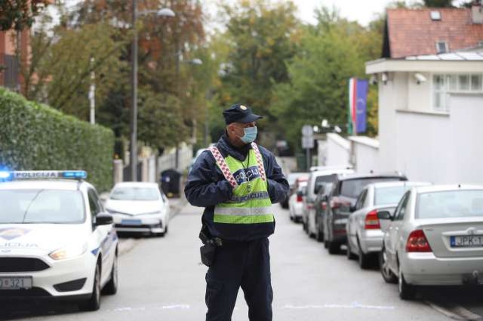 Napadalec z brzostrelko streljal na policista, ki je stražil pred poslopjem hrvaške vlade (foto: Hina/STA)