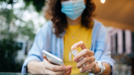 Novi koronavirus pod določenimi pogoji na površinah preživi 28 dni