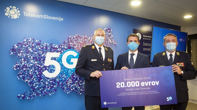 Telekom Slovenije ob predstavitvi omrežja 5G slovenskim gasilcem predal donacijo v višini 20.000 evrov (foto: Telekom Slovenije)