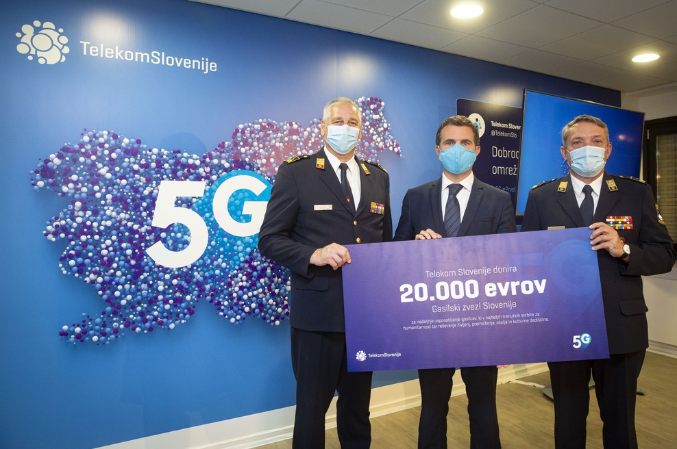 Telekom Slovenije ob predstavitvi omrežja 5G slovenskim gasilcem predal donacijo v višini 20.000 evrov (foto: Telekom Slovenije)
