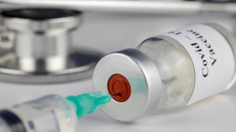 Ameriška skupina Johnson & Johnson začasno ustavila testiranje svojega cepiva proti covidu-19