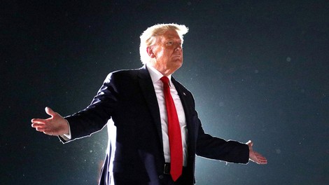 Trump na grozo zdravnikov dejal, da se bo sprehodil med množico in poljubljal vse po vrsti. "Počutim se mogočnega!"
