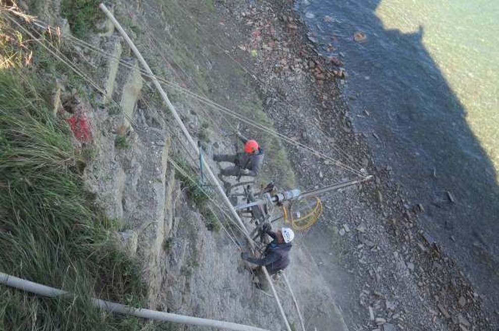 Sanacija klifa pod piranskim župniščem poteka po terminskem načrtu (foto: Mitja Volčanšek/STA)