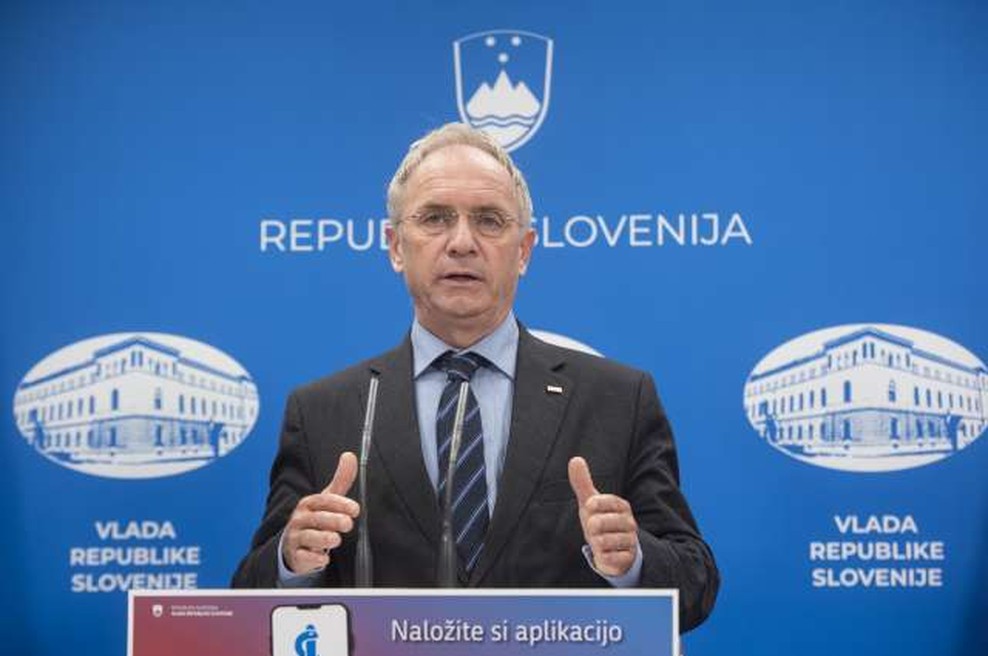 Hojs: Zbiranje omejeno na 10 ljudi, v rdečih regijah splošna prepoved zbiranj (foto: Bor Slana/STA)
