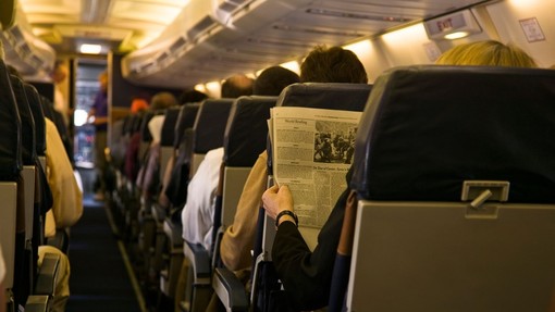 Nizko tveganje za prenos okužbe za letalske potnike z maskami
