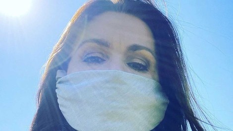 Zakaj je nošenje mask na prostem zdaj tako zelo pomembno? (pojasnilo stroke)